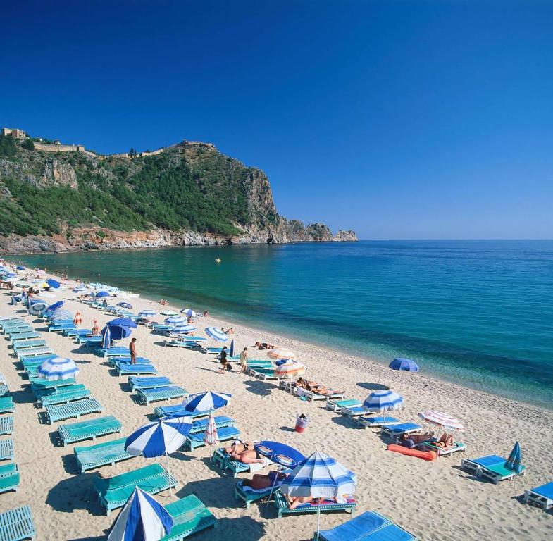 Kleopatra Beach in Alanya with turquoise water and beach umbrellas